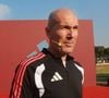 Il l'avait achetée avec son premier salaire lorsqu'il jouait aux Girondins de Bordeaux.

Zinedine Zidane et le footballeur Kuai Jiwen visitent l'université Jiao Tong de Shanghai lors de leur tournée en Chine - 30/11/2025 © Imago/PsnewZ/Bestimage