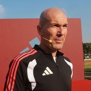 Il l'avait achetée avec son premier salaire lorsqu'il jouait aux Girondins de Bordeaux.

Zinedine Zidane et le footballeur Kuai Jiwen visitent l'université Jiao Tong de Shanghai lors de leur tournée en Chine - 30/11/2025 © Imago/PsnewZ/Bestimage