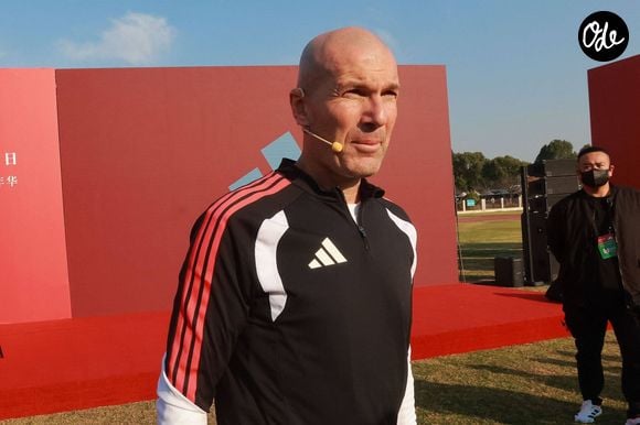 Il l'avait achetée avec son premier salaire lorsqu'il jouait aux Girondins de Bordeaux.

Zinedine Zidane et le footballeur Kuai Jiwen visitent l'université Jiao Tong de Shanghai lors de leur tournée en Chine - 30/11/2025 © Imago/PsnewZ/Bestimage