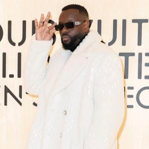 Mais Gims n'a pas hésité à sortir en public malgré la tourmente judiciaire.

Maître Gims - Photocall du Défilé de mode Louis Vuitton Collection Hommes Automne Hiver Printemps-Été dans le cadre de la Fashion Week de Paris, France, le 20 janvier 2026.
 
© Olivier Borde / Bestimage