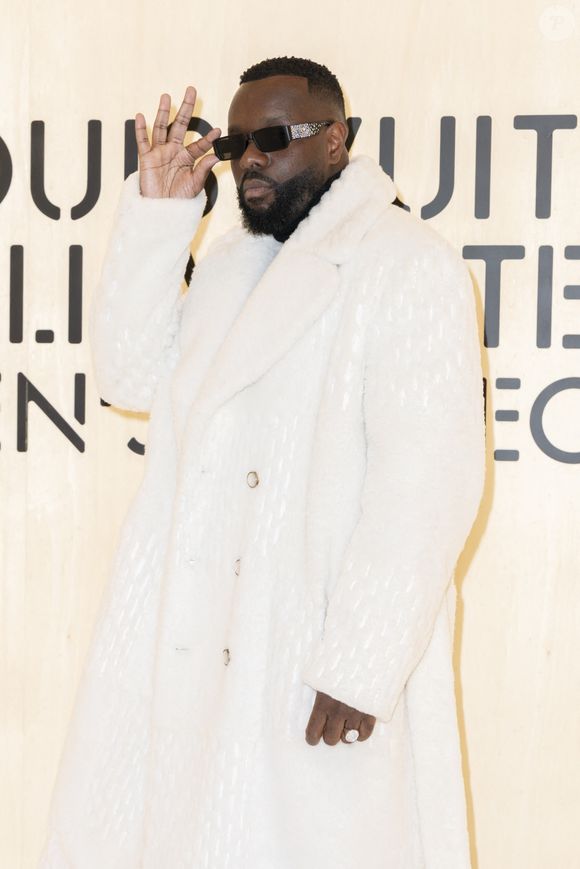 Mais Gims n'a pas hésité à sortir en public malgré la tourmente judiciaire.

Maître Gims - Photocall du Défilé de mode Louis Vuitton Collection Hommes Automne Hiver Printemps-Été dans le cadre de la Fashion Week de Paris, France, le 20 janvier 2026.
 
© Olivier Borde / Bestimage