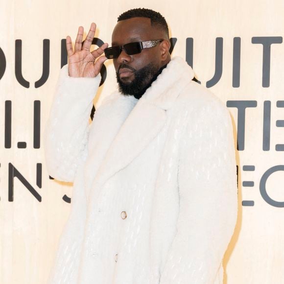 Mais Gims n'a pas hésité à sortir en public malgré la tourmente judiciaire.

Maître Gims - Photocall du Défilé de mode Louis Vuitton Collection Hommes Automne Hiver Printemps-Été dans le cadre de la Fashion Week de Paris, France, le 20 janvier 2026.
 
© Olivier Borde / Bestimage