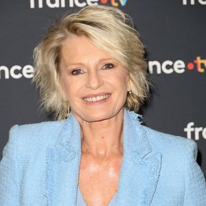 Une pièce phare qu'elle associe à sa guise, tantôt avec un gilet tantôt avec un pull en cachemire.

Sophie Davant - Conférence de presse du Téléthon 2023 à Paris le 15 novembre 2023. © Coadic Guirec/Bestimage