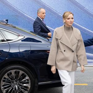 Côté chaussures, Charlene de Monaco portait des ballerines plates "Gommettine bicolores laquées à boucle en cuir blanc cassé" de chez Roger Vivier. 

Le prince Albert et Charlene de Monaco offrent des cadeaux aux personnes défavorisées au bureau de la Croix-Rouge de Monaco, le 14 novembre 2025.

Photo : Olivier Huitel / Pool Monaco / Bestimage