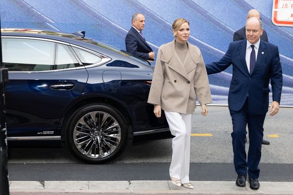 Côté chaussures, Charlene de Monaco portait des ballerines plates "Gommettine bicolores laquées à boucle en cuir blanc cassé" de chez Roger Vivier. 

Le prince Albert et Charlene de Monaco offrent des cadeaux aux personnes défavorisées au bureau de la Croix-Rouge de Monaco, le 14 novembre 2025.

Photo : Olivier Huitel / Pool Monaco / Bestimage