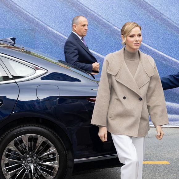 Côté chaussures, Charlene de Monaco portait des ballerines plates "Gommettine bicolores laquées à boucle en cuir blanc cassé" de chez Roger Vivier. 

Le prince Albert et Charlene de Monaco offrent des cadeaux aux personnes défavorisées au bureau de la Croix-Rouge de Monaco, le 14 novembre 2025.

Photo : Olivier Huitel / Pool Monaco / Bestimage