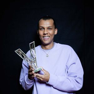Le chanteur Stromae (Artiste masculin et Album "Multitude") en backstage de la 38ème cérémonie des Victoires de la musique à la Seine musicale de Boulogne-Billancourt, France, le 10 février 2023. © Moreau-Veren/Bestimage