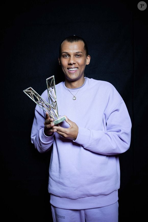 Le chanteur Stromae (Artiste masculin et Album "Multitude") en backstage de la 38ème cérémonie des Victoires de la musique à la Seine musicale de Boulogne-Billancourt, France, le 10 février 2023. © Moreau-Veren/Bestimage