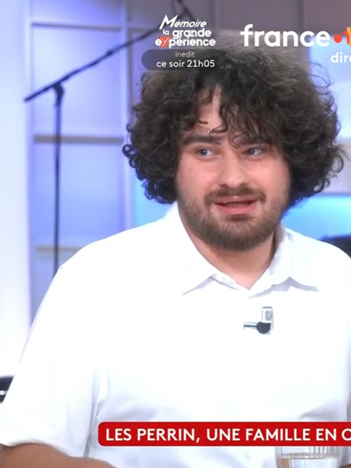 Francis Perrin réuni à la télévision avec 3 de ses enfants dont son fils Louis qui suit ses traces, il annonce un nouveau projet sans son père !