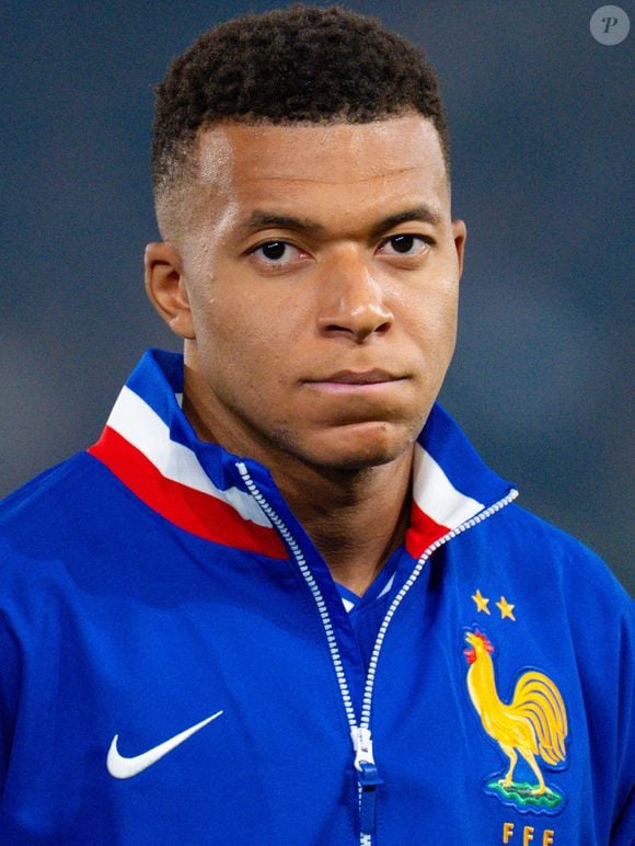 Kylian Mbappé a accepté de se livrer comme rarement pour le magazine "L'Équipe". 

Kylian Mbappe lors du match France-Islande au Parc des Princes à Paris © Federico Pestellini / PsnewZ / Bestimage