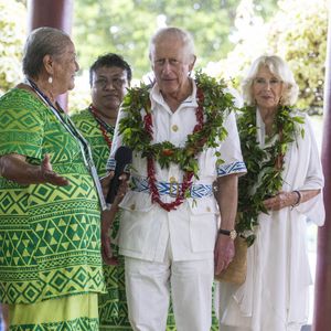 Le roi Charles III d'Angleterre et la reine consort Camilla Parker Bowles en visite dans un village sur les Iles Samoa, à l'occasion de leur visite en Australie. Le 24 octobre 2024
© Ian Vogler / MirrorPix / Bestimage