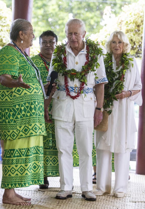 Le roi Charles III d'Angleterre et la reine consort Camilla Parker Bowles en visite dans un village sur les Iles Samoa, à l'occasion de leur visite en Australie. Le 24 octobre 2024
© Ian Vogler / MirrorPix / Bestimage