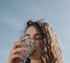 On boit de l'eau fraîche et non glacée pour permettre au corps de se rafraichir sans dépenser trop d'énergie. Idem pour les douches glacées : préférez l'eau tiède ou à température ambiante