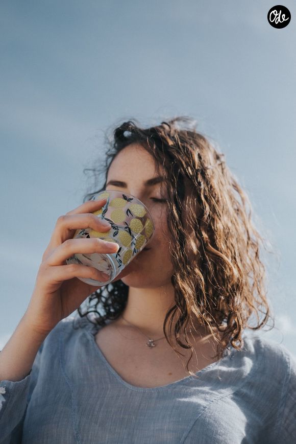On boit de l'eau fraîche et non glacée pour permettre au corps de se rafraichir sans dépenser trop d'énergie. Idem pour les douches glacées : préférez l'eau tiède ou à température ambiante