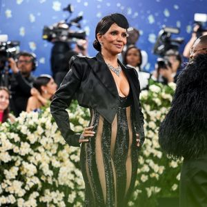 Pour marquer le coup, la star hollywoodienne de 58 ans a opté pour une noire très moulante et quasi transparente signée LaQuan Smith. Autre détail qui a son importance, elle n'a pas jugé utile de porter de sous-vêtements !

New York -  Halle Berry - Le Metropolitan Museum of Art's Costume Institute Benefit donne le coup d'envoi de l'ouverture de "Superfine : Tailoring Black Style", qui célèbre l'influence du dandysme noir sur la mode et la culture - 5 mai 2025. (BFA.com / Backgrid USA / Bestimage).