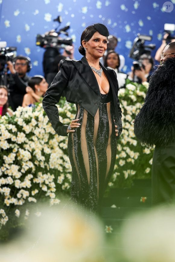Pour marquer le coup, la star hollywoodienne de 58 ans a opté pour une noire très moulante et quasi transparente signée LaQuan Smith. Autre détail qui a son importance, elle n'a pas jugé utile de porter de sous-vêtements !

New York -  Halle Berry - Le Metropolitan Museum of Art's Costume Institute Benefit donne le coup d'envoi de l'ouverture de "Superfine : Tailoring Black Style", qui célèbre l'influence du dandysme noir sur la mode et la culture - 5 mai 2025. (BFA.com / Backgrid USA / Bestimage).