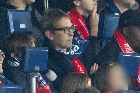 Sébastien Auzière et ses enfants - Célébrités dans les tribunes du match de Ligue des Champions entre le PSG contre le Bayern de Munich (1-2) au Parc des Princes à Paris le 4 novembre 2025. © Cyril Moreau/Bestimage