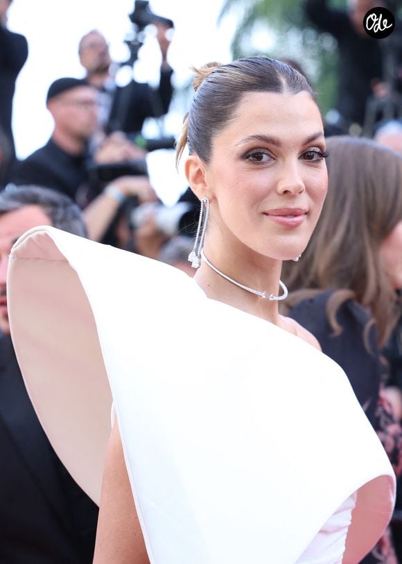 En story Instagram, elle a partagé une photo de deux plats en demandant : "Salade César ou pâtes à la langouste ?"

Iris Mittenaere - Montée des marches du film "Fjord" lors du 79ème Festival International du Film de Cannes, le 19 mai 2026.

© Denis Guignebourg / Bestimage