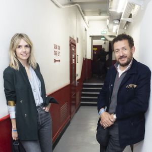 "Un joyeux bordel", s'en amusait Dany Boon en 2024 sur le plateau de "Quelle époque !" sur France 2. 

Dany Boon et Laurence Arné dans les coulisses du concert du chanteur et pianiste américano-canadien Rufus Wainwrigh au Grand Rex à Paris, le 30 mars 2022. 

© Jack Tribeca / Bestimage