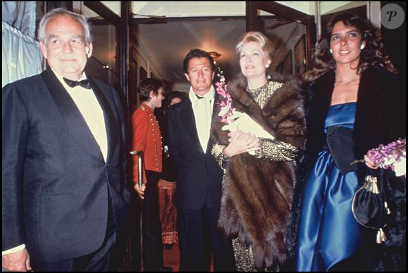Archives - Le Prince Rainier de Monaco, Philippe Junot, la Princesse Grace et la Princesse Caroline lors d'une soirée chez Maxim's.
©ASLAN-RINDOFF / BESTIMAGE