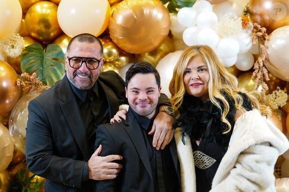 Exclusif - Samuel Allain Abitbol avec ses parents Victor et Valérie lors du premier Gala du Village des Enfants Extra-Ordinaires créée en 2019 par Emmanuelle et Jérôme Stioui au Pavillon Gravelle à Paris le 6 février 2025.
Autour de Séverine Ferrer, marraine de l’Association connue pour son engagement fort et sincère, la marraine et le parrain de la Soirée : la jeune prodige Rébécca Sayaque, gagnante de The Voice Kids 2020 et le jeune et talentueux acteur Samuel Allain Abitbol, en situation de trisomie 21, connu notamment pour son interprétation dans Plus Belle le Vie et J’irai au bout de mes rêves. Une soirée particulière pour Samuel Allain Abitbol puisqu’un anniversaire suprise lui avait été reservé pour ses 27 ans.
 À noter également la présence lumineuse d’Elisa Tovati qui a offert quelques chansons de son répertoire mais également celle de Christophe Lasserre-Ventura, Président de la Fondation Perce-Neige ou encore d’Odile Seguret, Vice-Présidente du Conseil départemental du Val-de-Marne.
 
Une vente aux enchères été organisée avec de très beaux lots : un disque d'or de Lara Fabian, la tenue des NRJ Music Awards d’Amir ou encore la guitare de Vianney. 
 
Dans la salle, l’initiative a été applaudie par plusieurs politiques : Nicole Guedj, Ministre sous Jacques Chirac et Conseillère d'Etat, Julien Weil, Maire de Saint-Mandé et Hervé Gicquel, Maire de Charenton. 
 
La soiré aura permis de récolter plus de 100 000 euros qui permettront d’accueillir 50 familles supplémentaires au Village des Enfants Extra-Ordinaires.

© Anne-Sophie Guebey / Bestimage