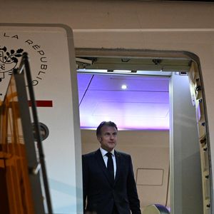 L’Élysée a d’abord évoqué un “faux document” avant de parler "chamaillerie".
Arrivée du Président de la République Emmanuel Macron et de la Première dame Brigitte Macron sur le tarmac de l'aéroport d'Hanoi en République socialiste du Vietnam le 25 mai 2025.
© Jeanne Accorsini / Pool / Bestimage