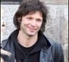 Le documentaire "De rockstar à tueur : le cas Cantat", diffusé sur Netflix livre les détails glaçants de ce moment.

Bertrand Cantat aux obsèques d'Alain Bashung.