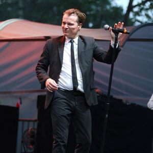 La disparition du musicien Denis Grare en 2023 a profondément affecté Bénabar. 

Les chanteurs Adèle Castillon, Passi et Benabar se produisent pour célébrer Bastille Day avec le Consulat français de New York à Central Park, NY le 13 juillet 2023. Photo par Charles Guerin/ABACAPRESS.COM