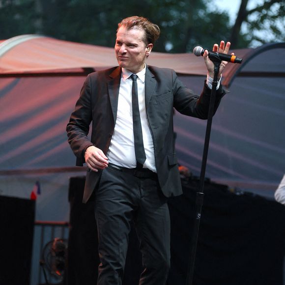 La disparition du musicien Denis Grare en 2023 a profondément affecté Bénabar. 

Les chanteurs Adèle Castillon, Passi et Benabar se produisent pour célébrer Bastille Day avec le Consulat français de New York à Central Park, NY le 13 juillet 2023. Photo par Charles Guerin/ABACAPRESS.COM
