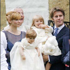 Séparés depuis quatre ans, comme il l’avait révélé au quotidien italien en mars dernier, le prince a reconnu, dans un nouvel entretien, s’être quelque peu heurté à son ancienne compagne, laquelle le juge peut-être trop indulgent envers leurs enfants.

Exclusif : Emmanuel-Philibert de Savoie, Clotilde Courau et leur fille Luisa près de Gstaad en Suisse @AGENCE / BESTIMAGE