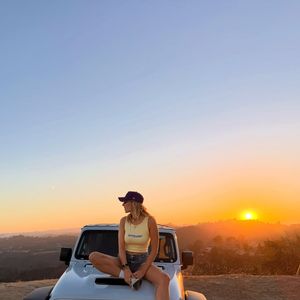 Sur une vidéo, Laury Thilleman se lance notamment dans quelques pas de tecktonik devant une "Dance Cam", aux côtés d'un Paul Mirabel beaucoup moins expansif.

Extrait du compte Instagram de Laury Thilleman.

© Instagram / Laury Thilleman
