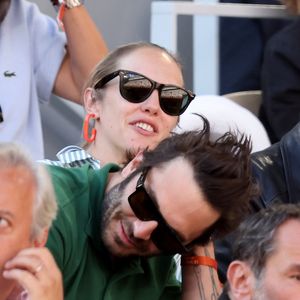 Pio Marmaï et sa compagne Charlotte Ranson - Célébrités dans les tribunes de la finale homme des Internationaux de France de tennis de Roland Garros 2024 à Paris le 9 juin 2024. © Jacovides-Moreau/Bestimage