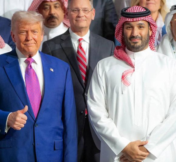 Le président américain Donald Trump et Mohammed ben Salmane, Premier ministre d'Arabie Saoudite, participent au Forum d'investissement américano-saoudien à Riyad, le 14 mai 2025. 
© Imago / PsnewZ / Bestimage