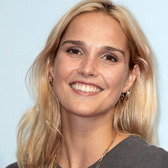 Que les internautes se préparent à être prochainement inondés d’autres instants de ce mariage qui a clôturé l’année 2025 en beauté. “Vous n’êtes pas prêts pour la suite des photos/vidéos”, a ainsi conclu Romain Laulhé.

Camille Lou participe au photocall J'irai au bout de mes rêves lors du 23ème Festival de la Fiction TV à La Rochelle, le 14 septembre 2021 à La Rochelle, France. Photo by David Niviere/ABACAPRESS.COM