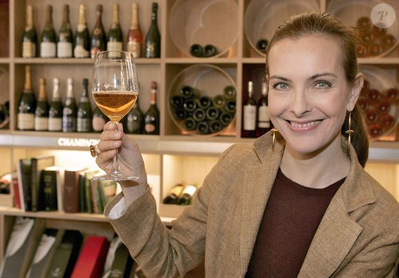 Aujourd’hui, ce vin est distribué en France, témoignage d’un engagement sincère et passionné.

L'actrice française et viticultrice Carole Bouquet déguste un verre de vin blanc Sangue d'Oro à la cave à vins Bordeaux-Magnum, à Bordeaux, dans le sud-ouest de la France, le 20 avril 2005, dans le cadre de la présentation aux professionnels français des vins issus de ses vignobles situés sur l’île de Pantelleria, en Italie. La cave proposera également à la vente de l’huile d’olive produite sur les terres italiennes de Carole Bouquet. Photo de Patrick Bernard/ABACA.