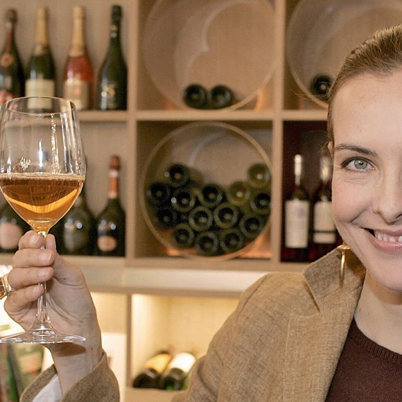 Aujourd’hui, ce vin est distribué en France, témoignage d’un engagement sincère et passionné.

L'actrice française et viticultrice Carole Bouquet déguste un verre de vin blanc Sangue d'Oro à la cave à vins Bordeaux-Magnum, à Bordeaux, dans le sud-ouest de la France, le 20 avril 2005, dans le cadre de la présentation aux professionnels français des vins issus de ses vignobles situés sur l’île de Pantelleria, en Italie. La cave proposera également à la vente de l’huile d’olive produite sur les terres italiennes de Carole Bouquet. Photo de Patrick Bernard/ABACA.