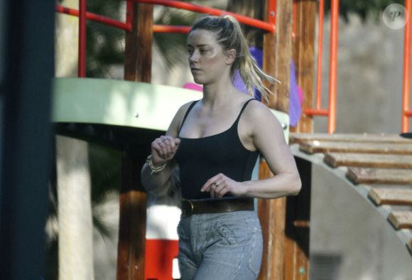 Amber Heard et sa fille Oonagh Paige Heard à Palma de Majorque, Espagne, le 10 octobre 2022. Photo par Gtres/ABACAPRESS.COM