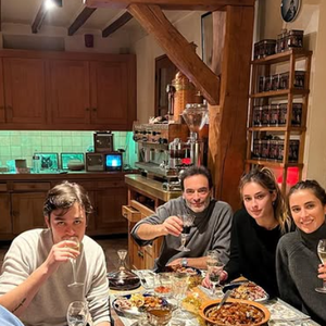 Une partie du lieu où Alain Delon a passé son dernier Noël en famille est en effet ouvert sur l'extérieur 

Le dernier Noël d'Alain Delon à Douchy, entouré d'Anthony et ses filles Loup et Liv et d'Alain-Fabien