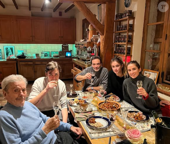 Une partie du lieu où Alain Delon a passé son dernier Noël en famille est en effet ouvert sur l'extérieur 

Le dernier Noël d'Alain Delon à Douchy, entouré d'Anthony et ses filles Loup et Liv et d'Alain-Fabien