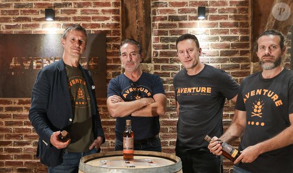 Exclusif - Jean Dujardin et ses trois partenaires, Antoine Gravouil, Olivier Carsoule et Éric Lafon, fondateurs de la distillerie Bordeaux Distilling Co, basée dans le quartier de Bacalan, lancent leur premier whisky, au nom évocateur : Aventure, à Bordeaux, France, le 1er octobre 2025.© Fabien Cottereau/Bestimage