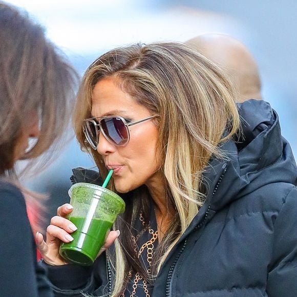 Jennifer Lopez a été aperçue en train de siroter sa boisson verte en quittant le plateau de tournage du film Hustlers à New York, NY, États-Unis, le 4 avril 2019. Photo by Felipe Ramales/Splash News/ABACAPRESS.COM