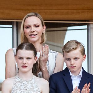 La princesse Charlène de Monaco, le prince héréditaire Jacques de Monaco, marquis des Baux, la princesse Gabriella de Monaco, comtesse de Carladès au balcon du Palais princier lors de la célébration de la fête de la Saint Jean sur la Place du Palais princier de Monaco, le 23 juin 2026. La Saint Jean est à l'origine une fête païenne puis chrétienne. Pour les païens, c'était une fête qui célébrait les moissons. Une fois christianisée, cette fête est devenue celle du solstice d'été et donc la fête de la lumière. © Claudia Albuquerque/Bestimage