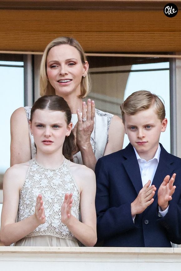 La princesse Charlène de Monaco, le prince héréditaire Jacques de Monaco, marquis des Baux, la princesse Gabriella de Monaco, comtesse de Carladès au balcon du Palais princier lors de la célébration de la fête de la Saint Jean sur la Place du Palais princier de Monaco, le 23 juin 2026. La Saint Jean est à l'origine une fête païenne puis chrétienne. Pour les païens, c'était une fête qui célébrait les moissons. Une fois christianisée, cette fête est devenue celle du solstice d'été et donc la fête de la lumière. © Claudia Albuquerque/Bestimage