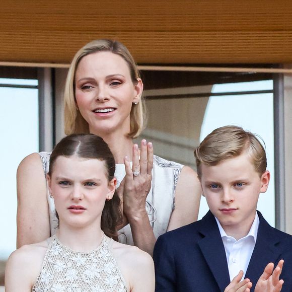 La princesse Charlène de Monaco, le prince héréditaire Jacques de Monaco, marquis des Baux, la princesse Gabriella de Monaco, comtesse de Carladès au balcon du Palais princier lors de la célébration de la fête de la Saint Jean sur la Place du Palais princier de Monaco, le 23 juin 2026. La Saint Jean est à l'origine une fête païenne puis chrétienne. Pour les païens, c'était une fête qui célébrait les moissons. Une fois christianisée, cette fête est devenue celle du solstice d'été et donc la fête de la lumière. © Claudia Albuquerque/Bestimage