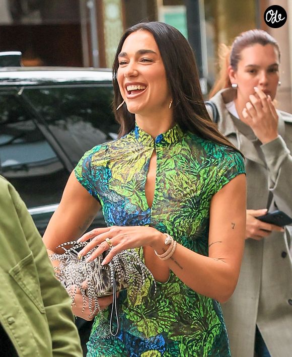 Dua Lipa a fait une apparition toute en jambes lors de son arrivée au lancement d'un pop-up à Selfridges à Londres. 21/05/2026 © Backgrid UK/ Bestimage