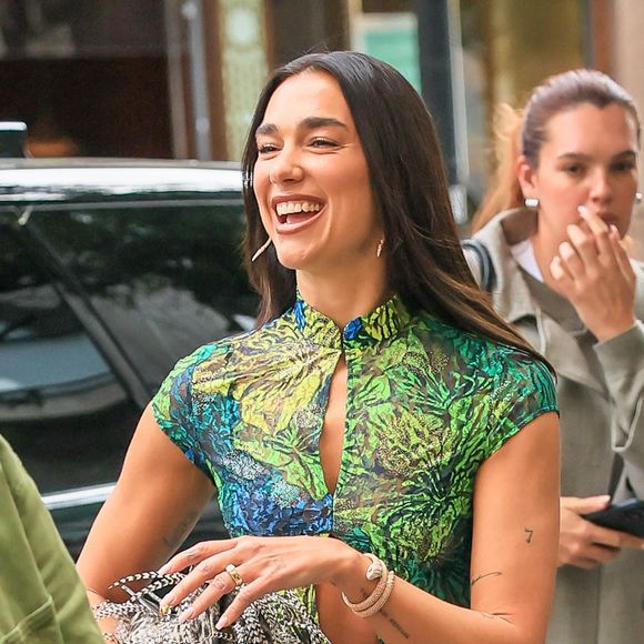 Dua Lipa a fait une apparition toute en jambes lors de son arrivée au lancement d'un pop-up à Selfridges à Londres. 21/05/2026 © Backgrid UK/ Bestimage