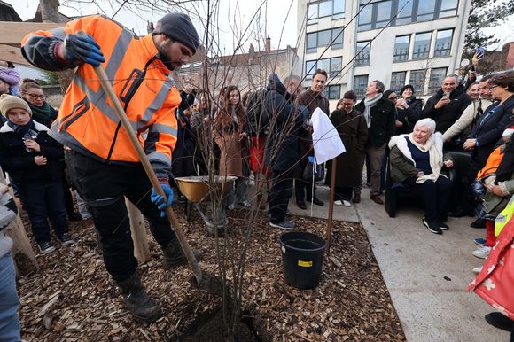 Line Renaud, 97 ans, a inauguré un jardin public qui porte son nom, à Lille, France, le mercredi 17 décembre 2025. © Claude Dubourg/Bestimage