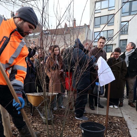 Line Renaud, 97 ans, a inauguré un jardin public qui porte son nom, à Lille, France, le mercredi 17 décembre 2025. © Claude Dubourg/Bestimage