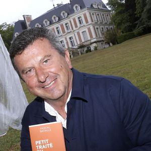 Selon "L’Informé", "son propriétaire, Laurent Taïeb, avait intenté une longue procédure pour bloquer le permis d’extension de Pascal Bataille, contestant notamment le manque de places de stationnement prévues par le projet". 

Pascal Bataille - 29ème édition de la Forêt des livres devenue Les écrivains chez Gonzague Saint-Bris à Chanceaux-près-Loches le 31 aout 2025. © Cédric Perrin/Bestimage