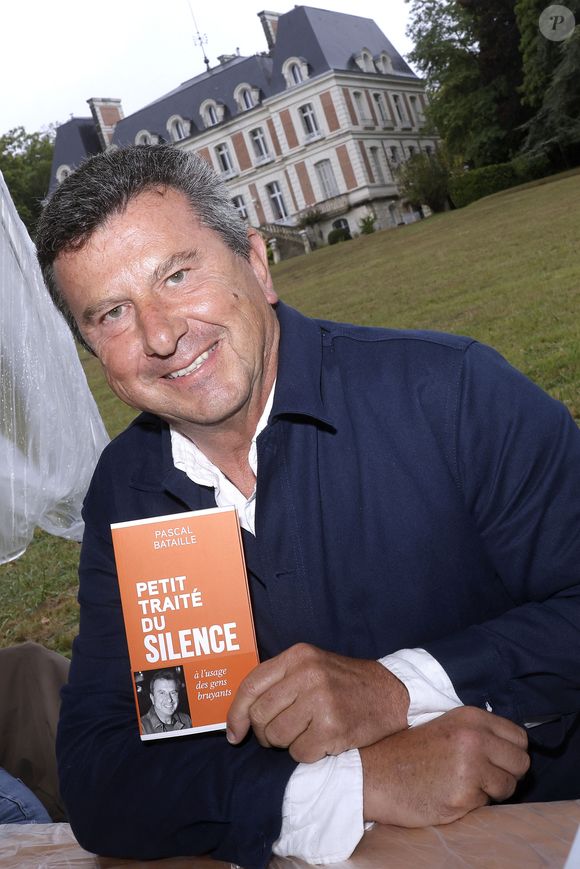 Selon "L’Informé", "son propriétaire, Laurent Taïeb, avait intenté une longue procédure pour bloquer le permis d’extension de Pascal Bataille, contestant notamment le manque de places de stationnement prévues par le projet". 

Pascal Bataille - 29ème édition de la Forêt des livres devenue Les écrivains chez Gonzague Saint-Bris à Chanceaux-près-Loches le 31 aout 2025. © Cédric Perrin/Bestimage